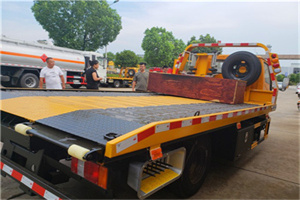 富拉尔基区附近拖车电话号码服务